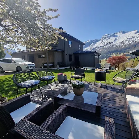 Flo Bellevue Villa